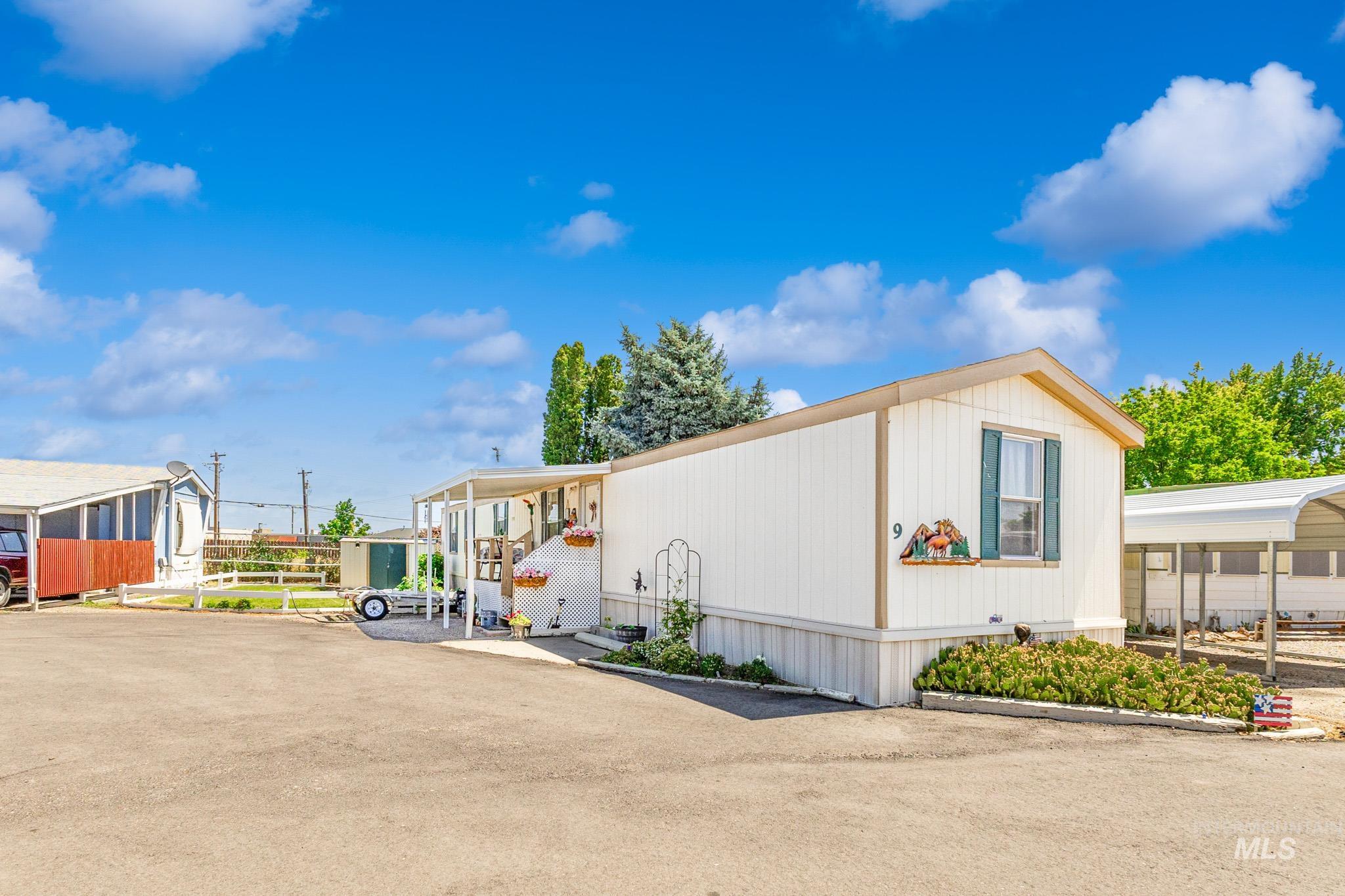 1401 N Midland, Nampa, Idaho 83651, 3 Bedrooms, 2 Bathrooms, Residential For Sale, Price $99,900, 98952912