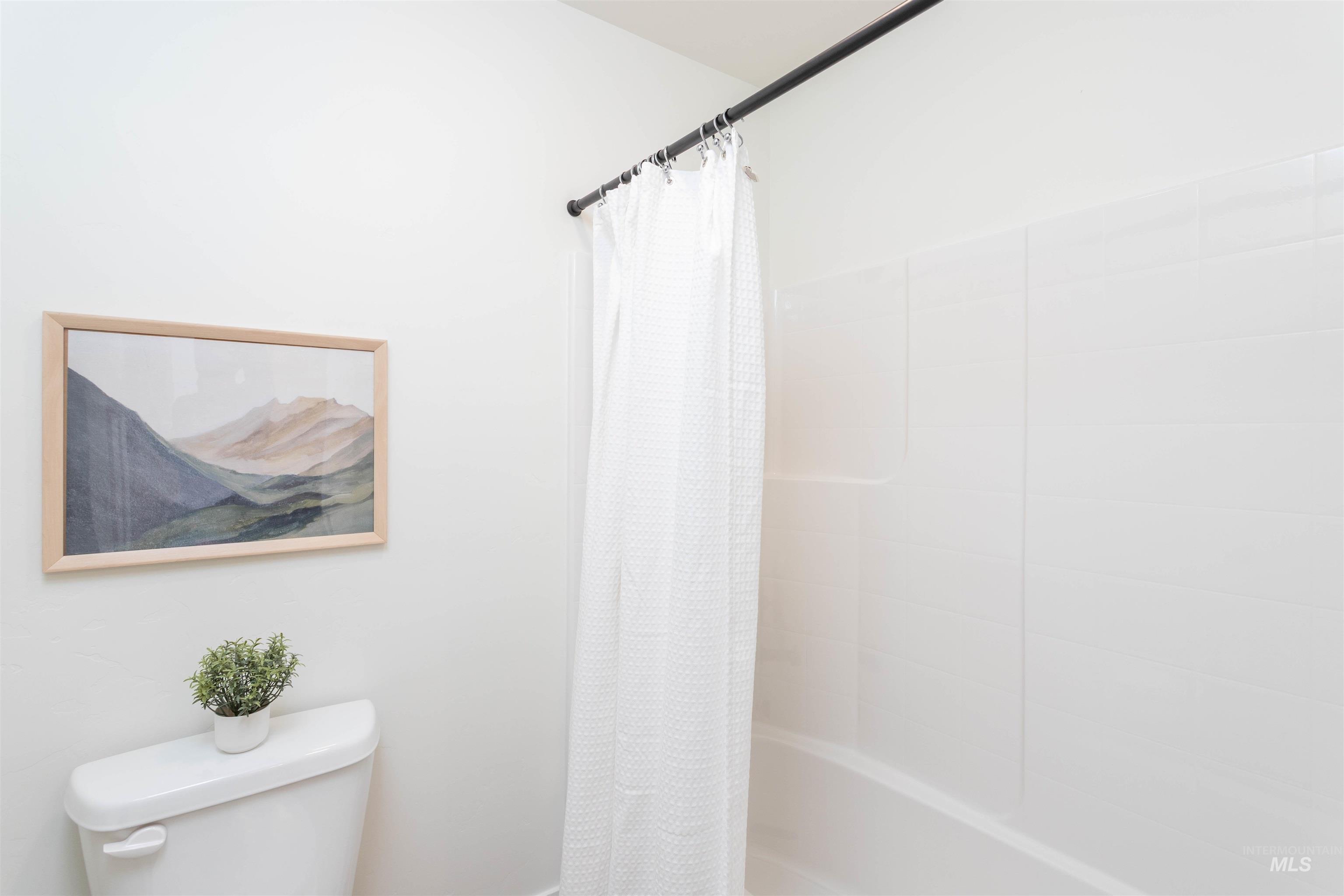 6186 N Holly Springs Ln, Eagle, Idaho 83616, 3 Bedrooms, 2.5 Bathrooms, Residential For Sale, Price $449,900,MLS 98952933