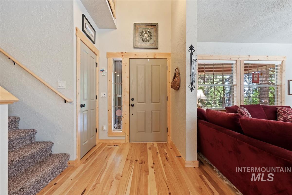 23 Waterline Ln, Cascade, Idaho 83611, 3 Bedrooms, 2 Bathrooms, Residential For Sale, Price $700,000,MLS 98952968