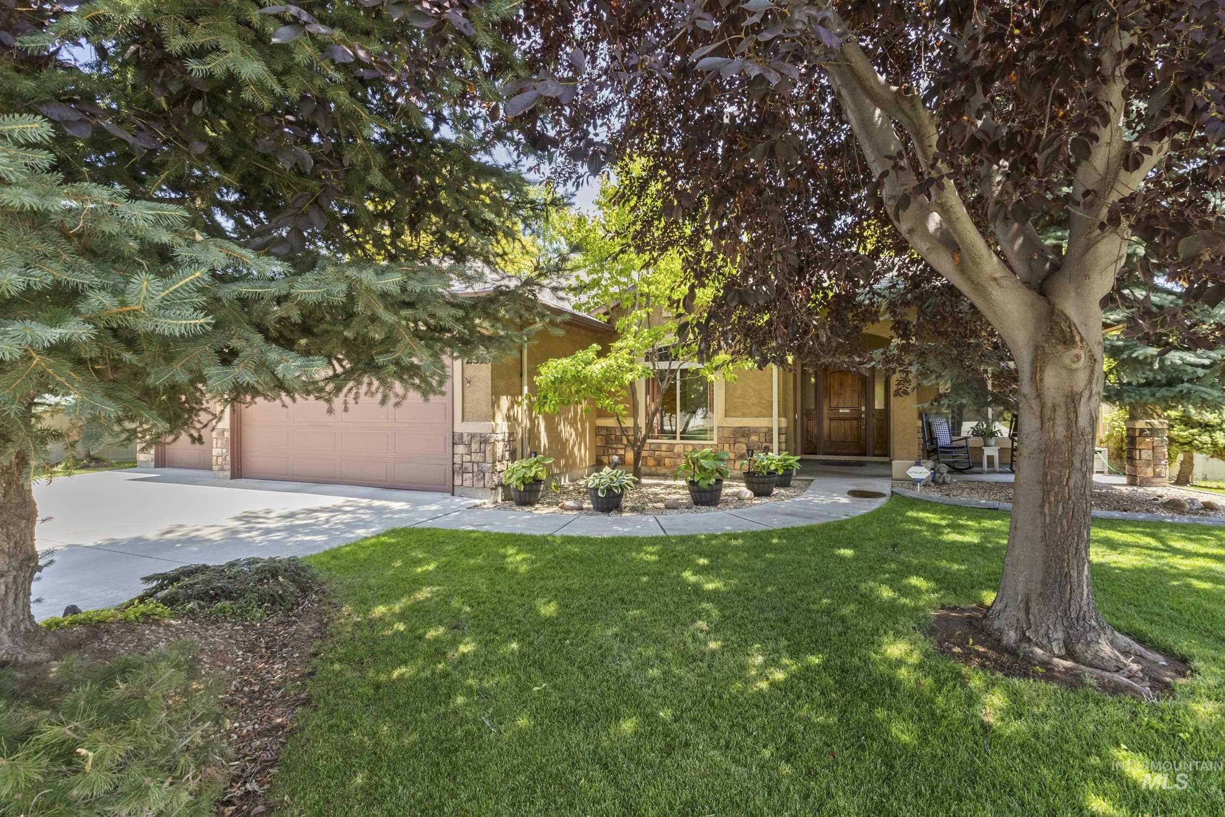 2310 W Herron Loop, Nampa, Idaho 83686, 3 Bedrooms, 2 Bathrooms, Residential For Sale, Price $474,900,MLS 98953130