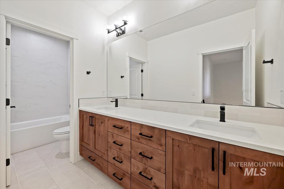 2702 W Gidran, Meridian, Idaho 83642, 5 Bedrooms, 2.5 Bathrooms, Residential For Sale, Price $679,900,MLS 98953475