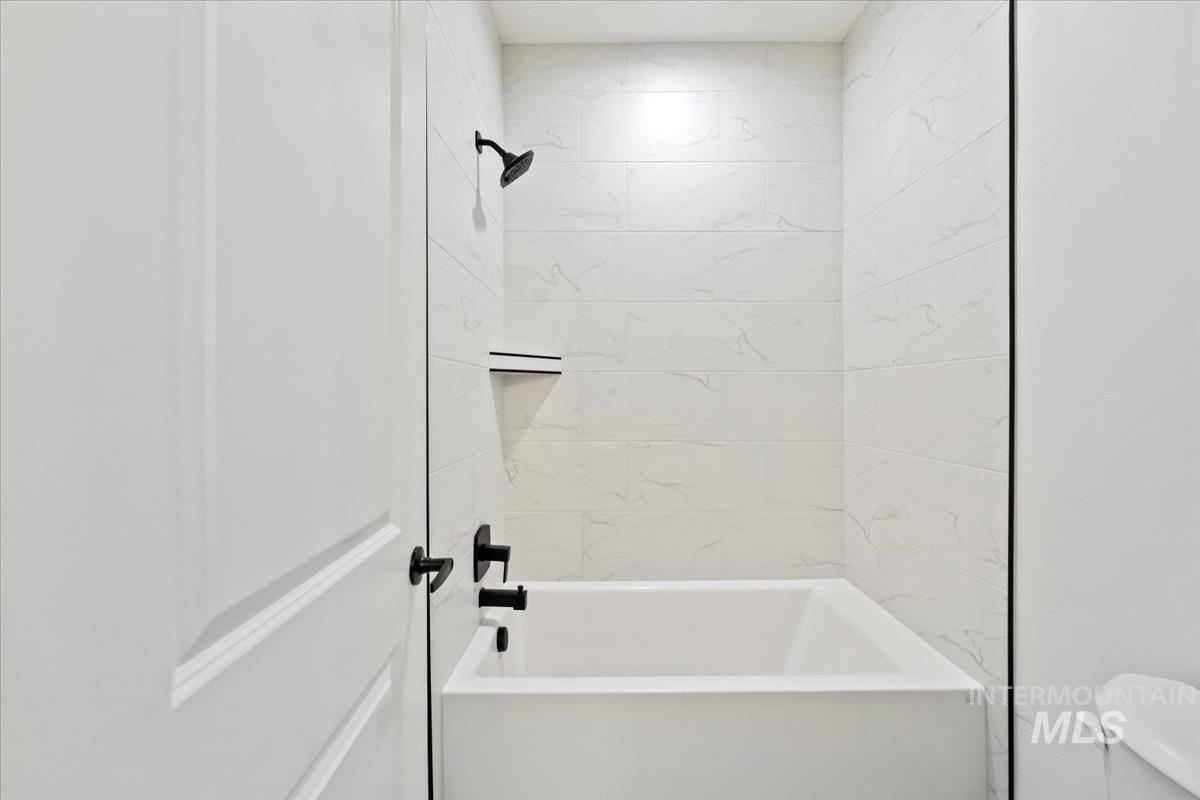 2702 W Gidran, Meridian, Idaho 83642, 5 Bedrooms, 2.5 Bathrooms, Residential For Sale, Price $679,900,MLS 98953475