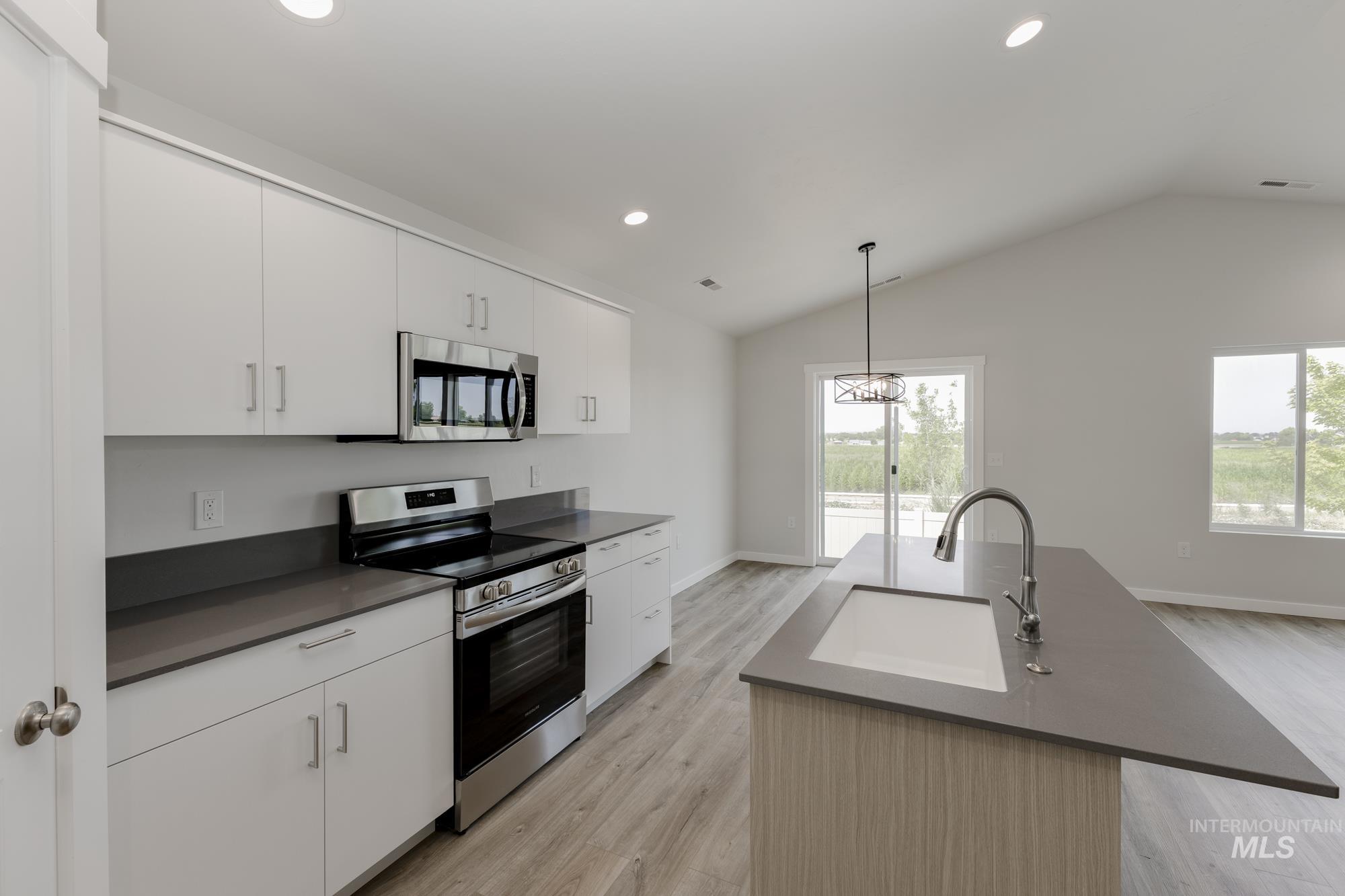 6825 S Old Farm Ave, Meridian, Idaho 83642, 3 Bedrooms, 2 Bathrooms, Residential For Sale, Price $414,990,MLS 98953621