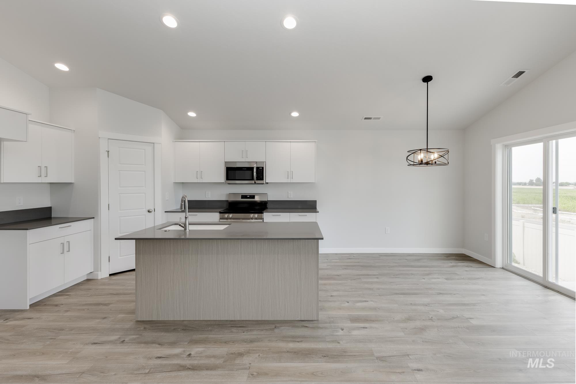 6825 S Old Farm Ave, Meridian, Idaho 83642, 3 Bedrooms, 2 Bathrooms, Residential For Sale, Price $414,990,MLS 98953621