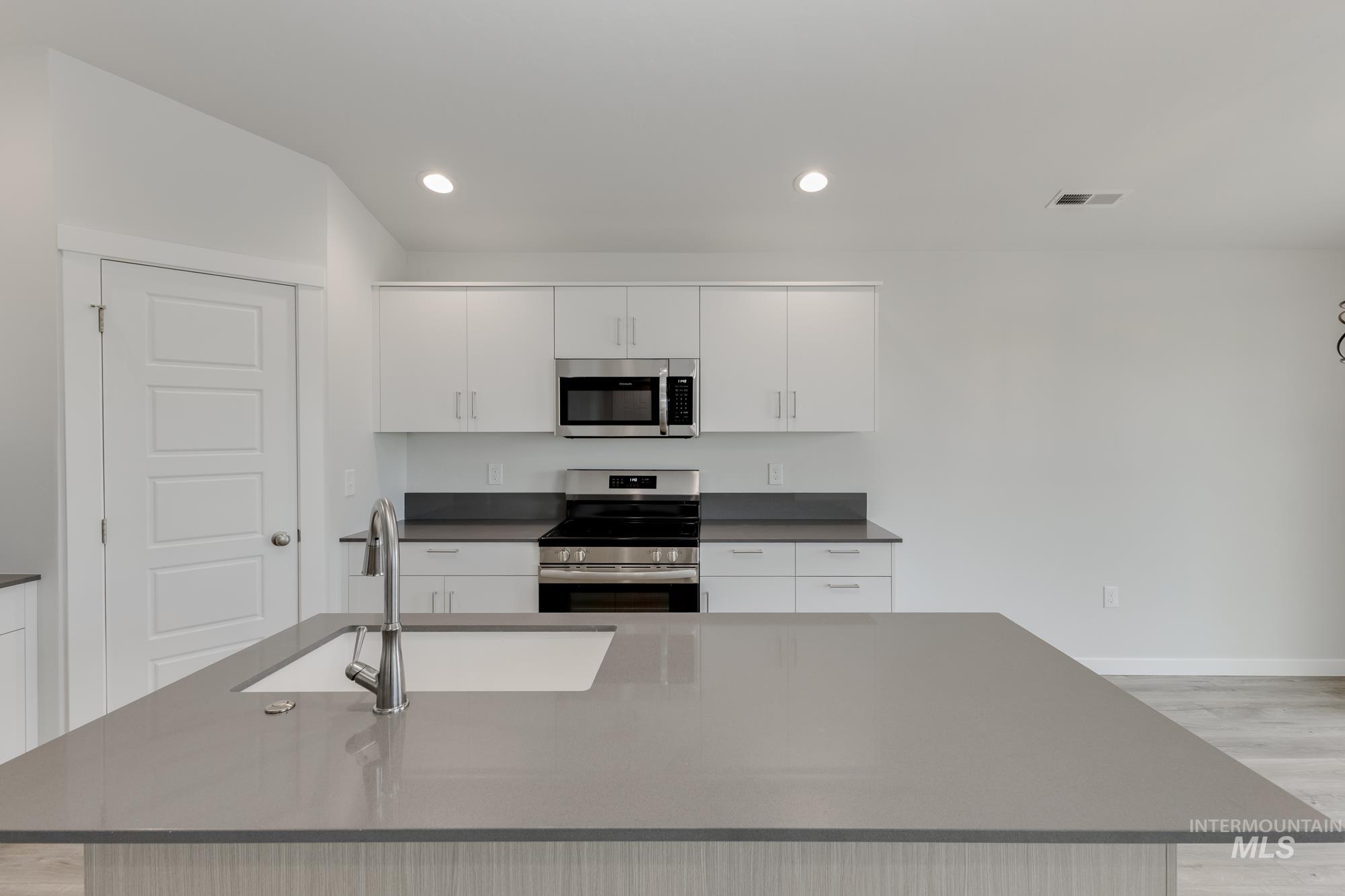 6825 S Old Farm Ave, Meridian, Idaho 83642, 3 Bedrooms, 2 Bathrooms, Residential For Sale, Price $414,990,MLS 98953621