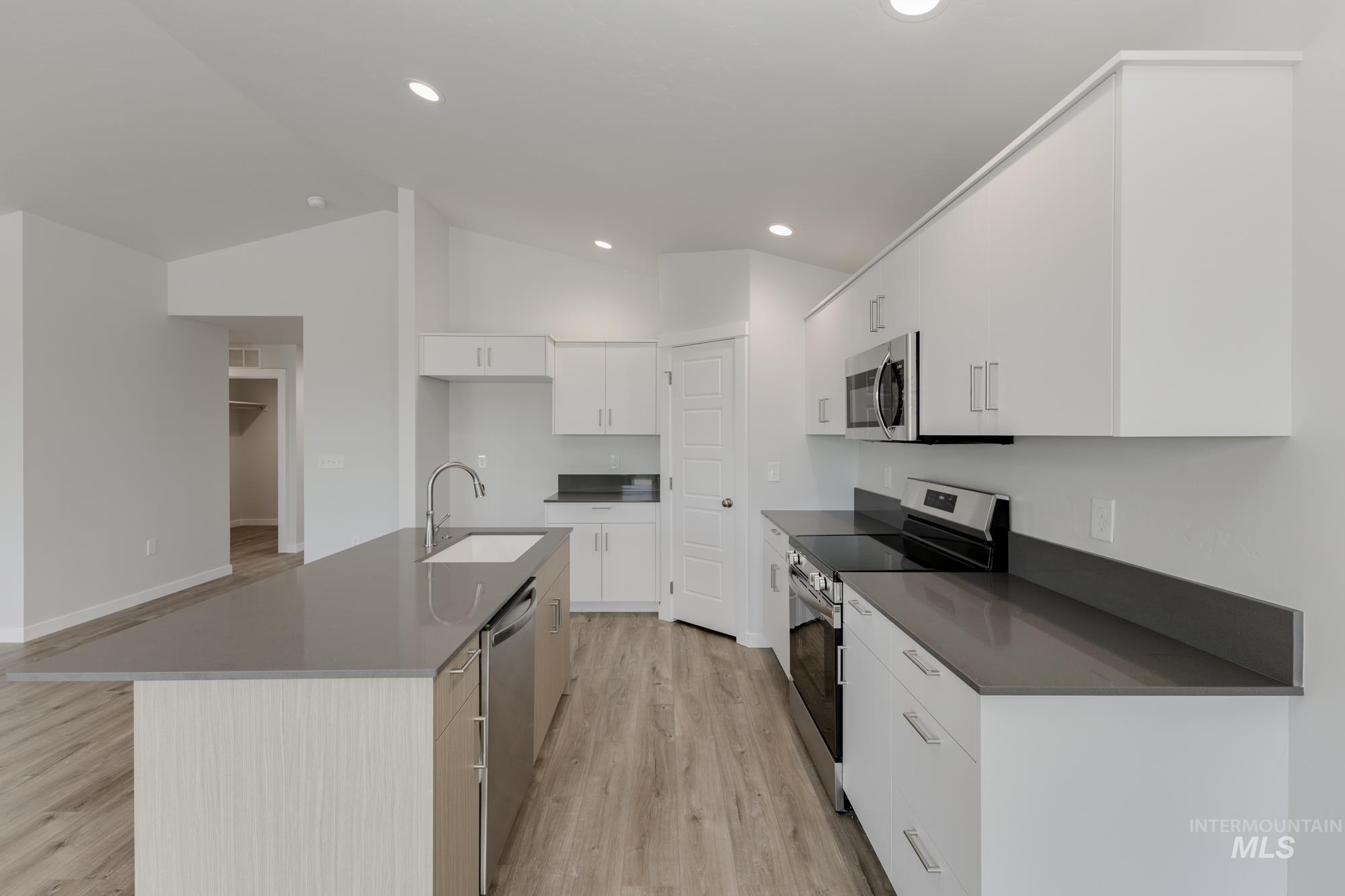 6825 S Old Farm Ave, Meridian, Idaho 83642, 3 Bedrooms, 2 Bathrooms, Residential For Sale, Price $414,990,MLS 98953621