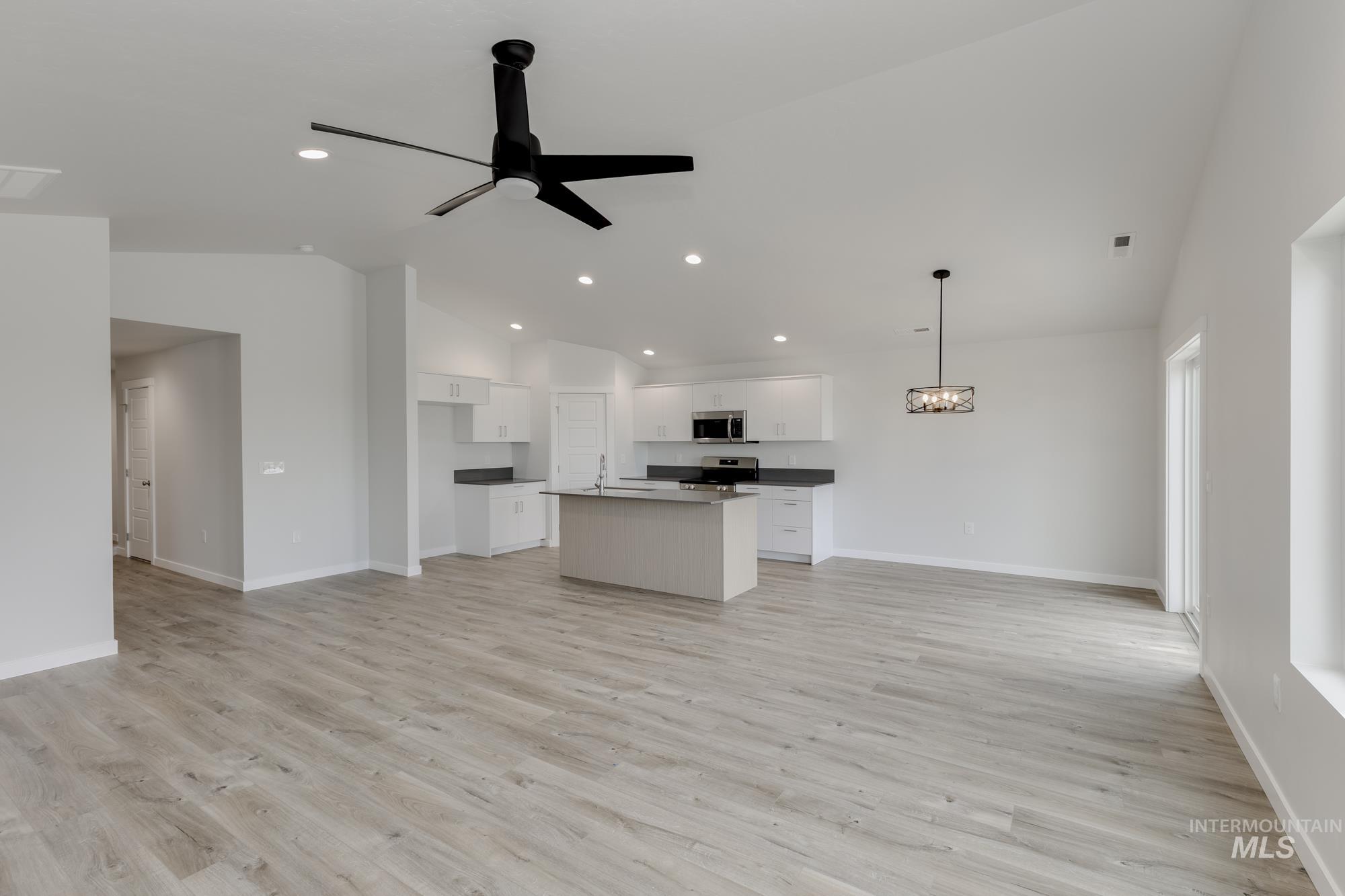 6825 S Old Farm Ave, Meridian, Idaho 83642, 3 Bedrooms, 2 Bathrooms, Residential For Sale, Price $414,990,MLS 98953621