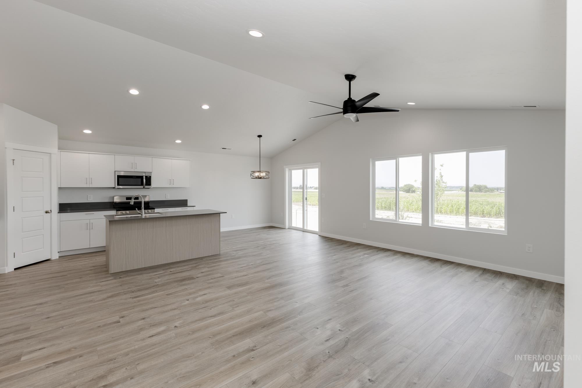 6825 S Old Farm Ave, Meridian, Idaho 83642, 3 Bedrooms, 2 Bathrooms, Residential For Sale, Price $414,990,MLS 98953621