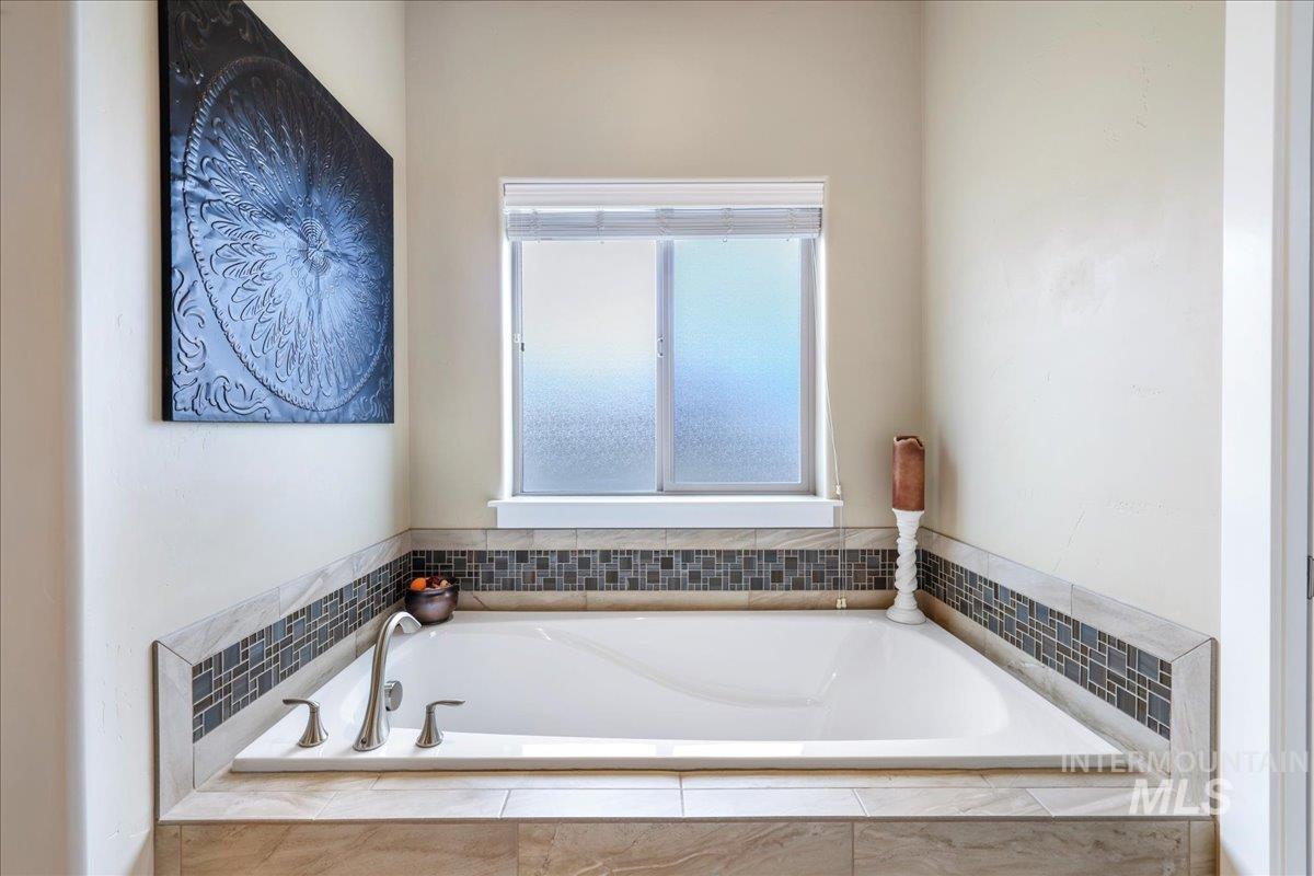 1434 Riverbend Pl, Twin Falls, Idaho 83301, 5 Bedrooms, 3 Bathrooms, Residential For Sale, Price $619,500,MLS 98953849