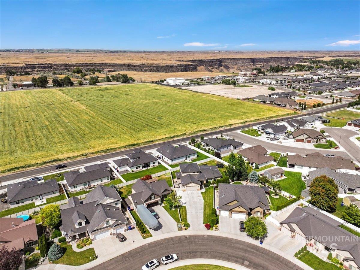 1434 Riverbend Pl, Twin Falls, Idaho 83301, 5 Bedrooms, 3 Bathrooms, Residential For Sale, Price $619,500,MLS 98953849