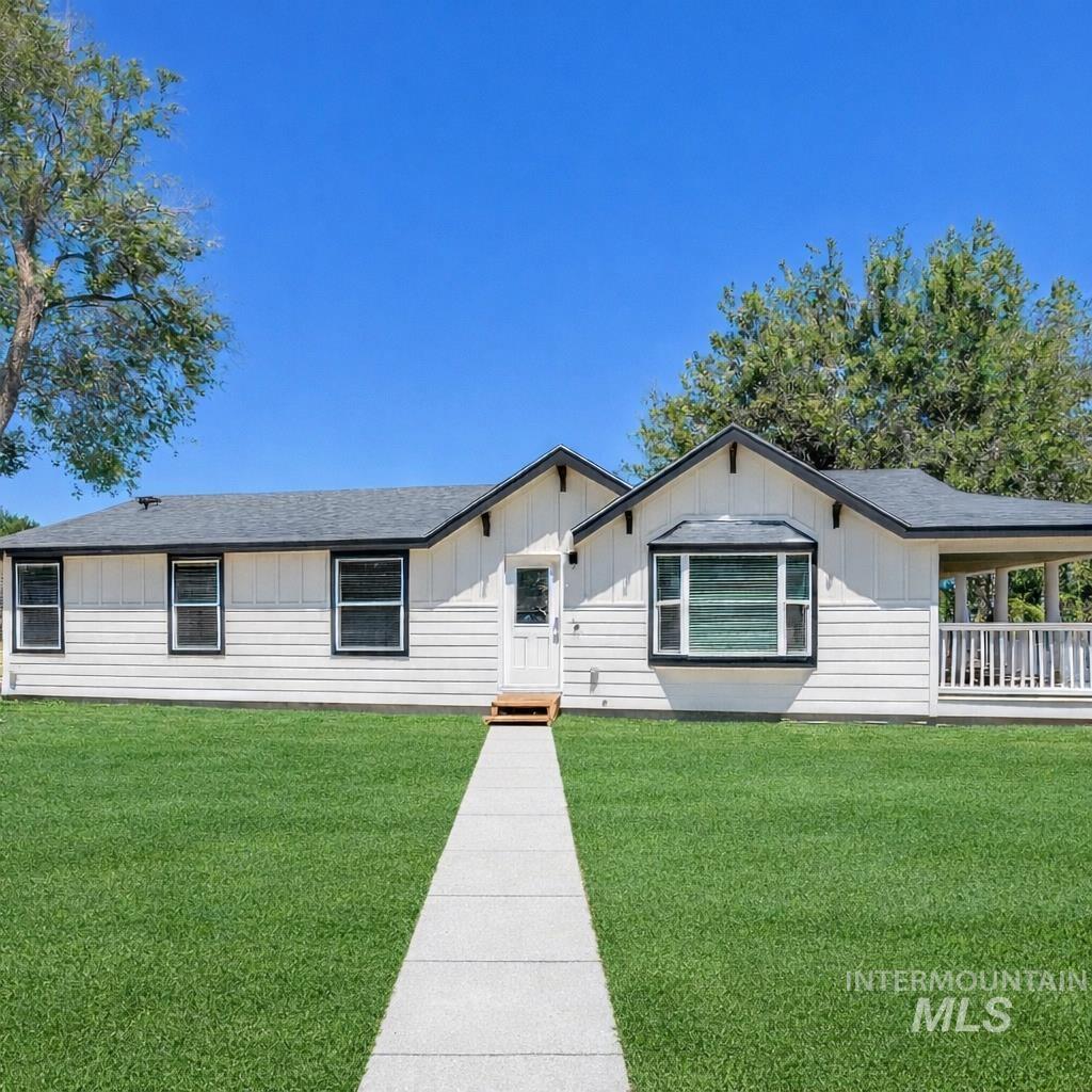 320 E Arthur Ave, Glenns Ferry, Idaho 83623, 2 Bedrooms, 2 Bathrooms, Residential For Sale, Price $325,000, 98953952