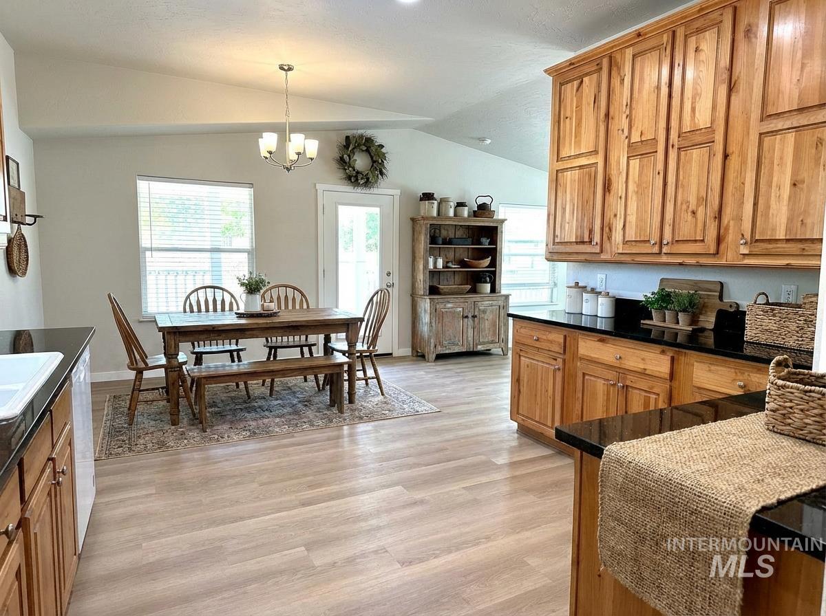 320 E Arthur Ave, Glenns Ferry, Idaho 83623, 2 Bedrooms, 2 Bathrooms, Residential For Sale, Price $325,000, 98953952