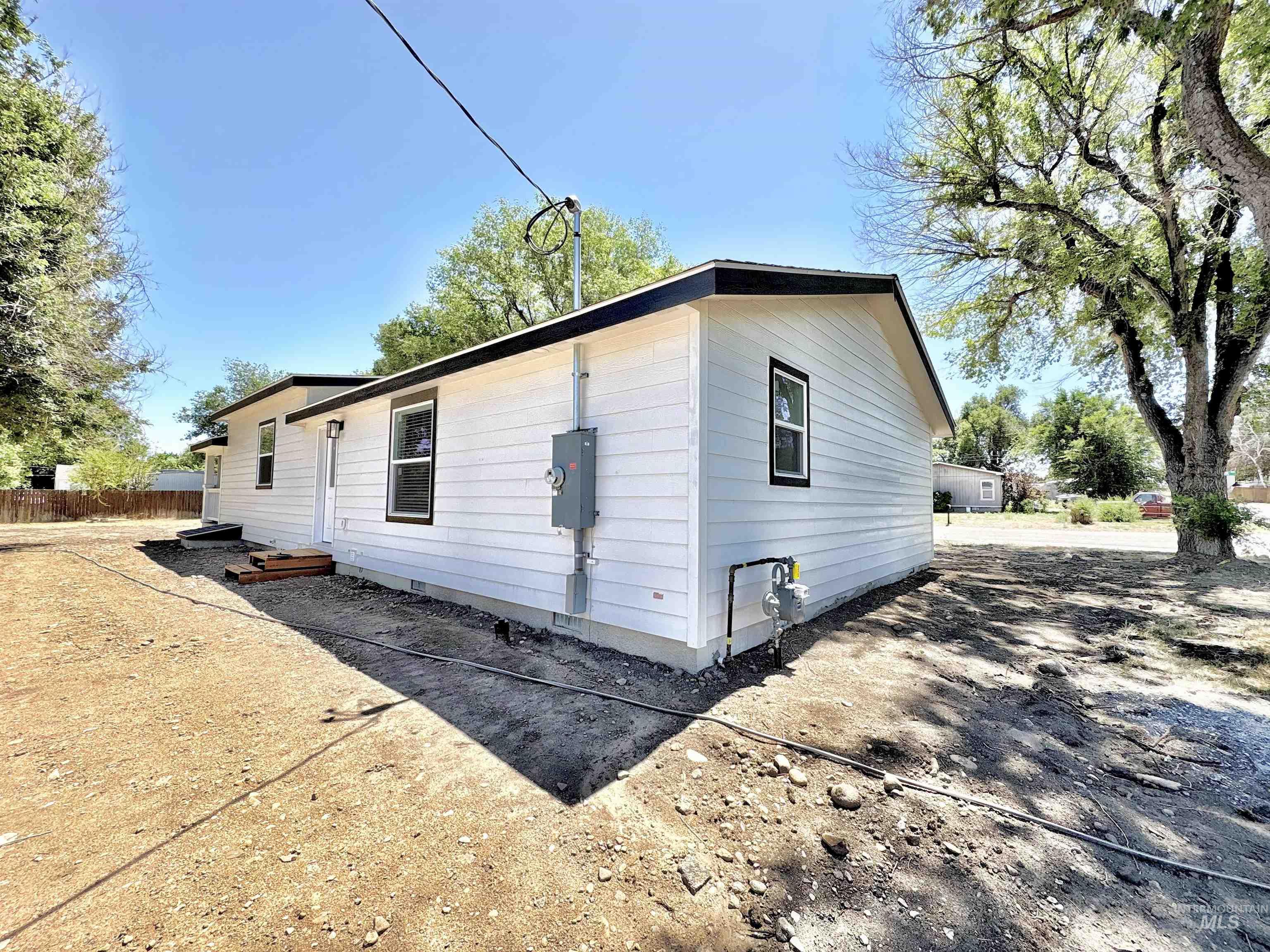 320 E Arthur Ave, Glenns Ferry, Idaho 83623, 2 Bedrooms, 2 Bathrooms, Residential For Sale, Price $325,000,MLS 98953952