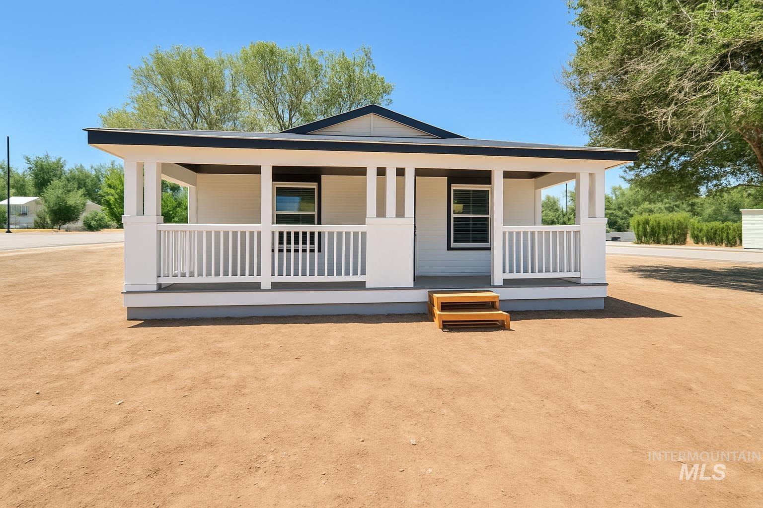 320 E Arthur Ave, Glenns Ferry, Idaho 83623, 2 Bedrooms, 2 Bathrooms, Residential For Sale, Price $325,000, 98953952