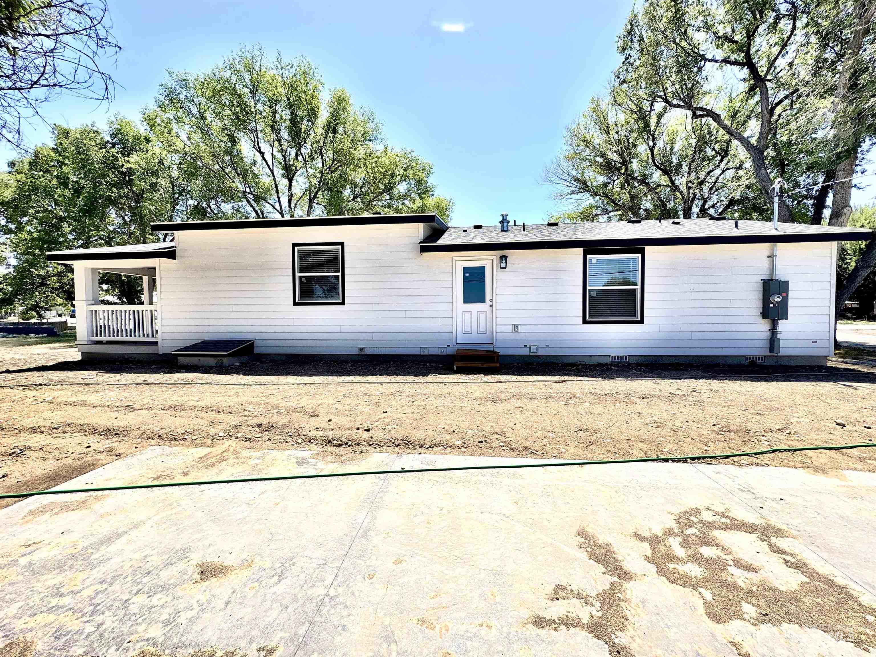 320 E Arthur Ave, Glenns Ferry, Idaho 83623, 2 Bedrooms, 2 Bathrooms, Residential For Sale, Price $325,000, 98953952