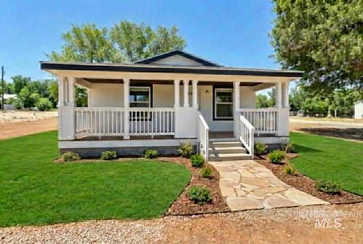 320 E Arthur Ave, Glenns Ferry, Idaho 83623, 2 Bedrooms, 2 Bathrooms, Residential For Sale, Price $325,000, 98953952