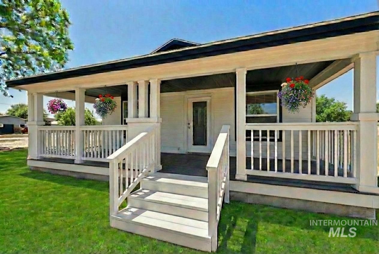 320 E Arthur Ave, Glenns Ferry, Idaho 83623, 2 Bedrooms, 2 Bathrooms, Residential For Sale, Price $325,000, 98953952