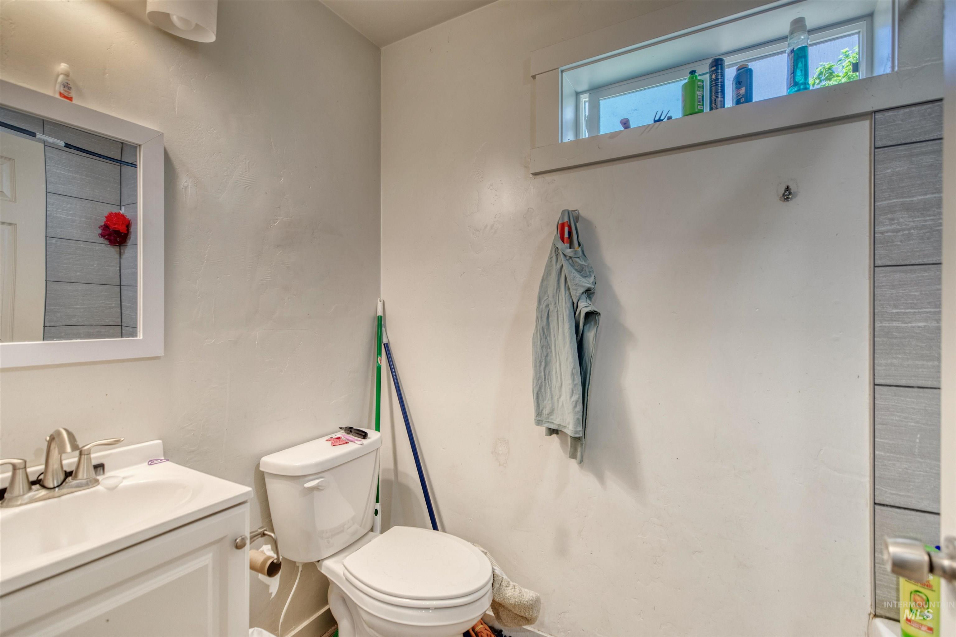 110 E Main St, Nyssa, Oregon 97913, 2 Bedrooms, 1 Bathroom, Residential Income For Sale, Price $280,000,MLS 98954008