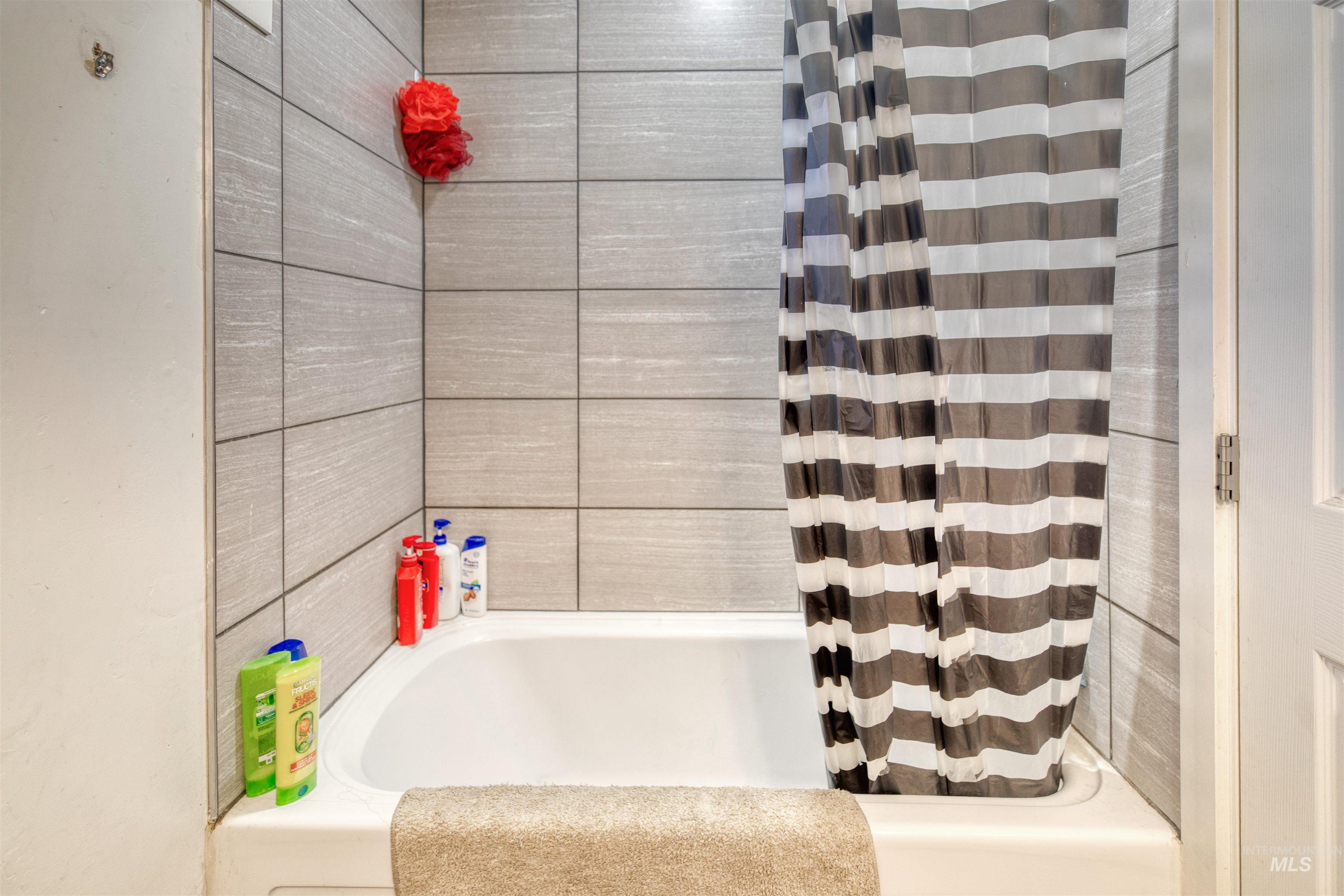 110 E Main St, Nyssa, Oregon 97913, 2 Bedrooms, 1 Bathroom, Residential Income For Sale, Price $280,000,MLS 98954008