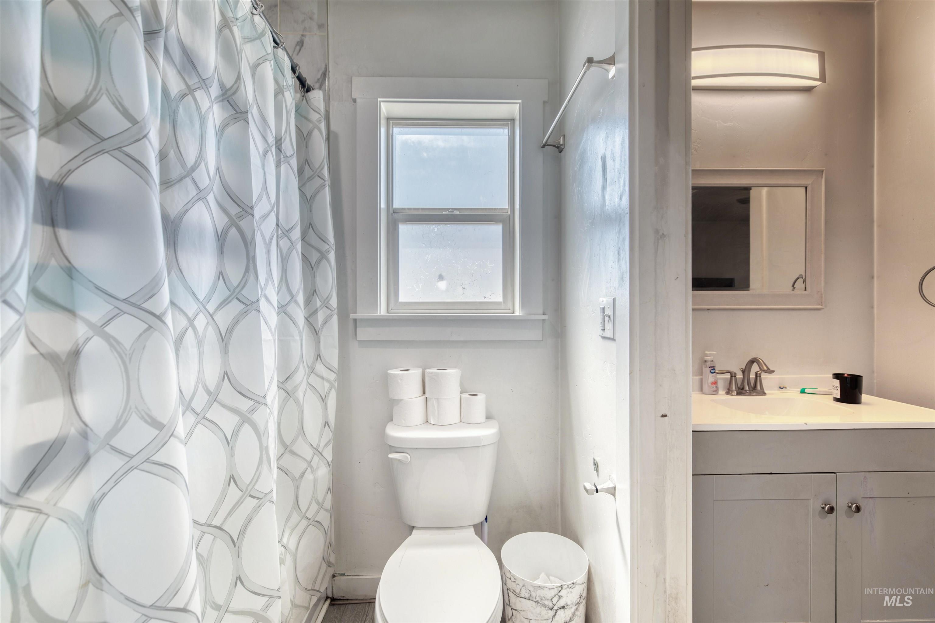 112 E Main St, Nyssa, Oregon 97913, 2 Bedrooms, 1 Bathroom, Residential Income For Sale, Price $520,000,MLS 98954054