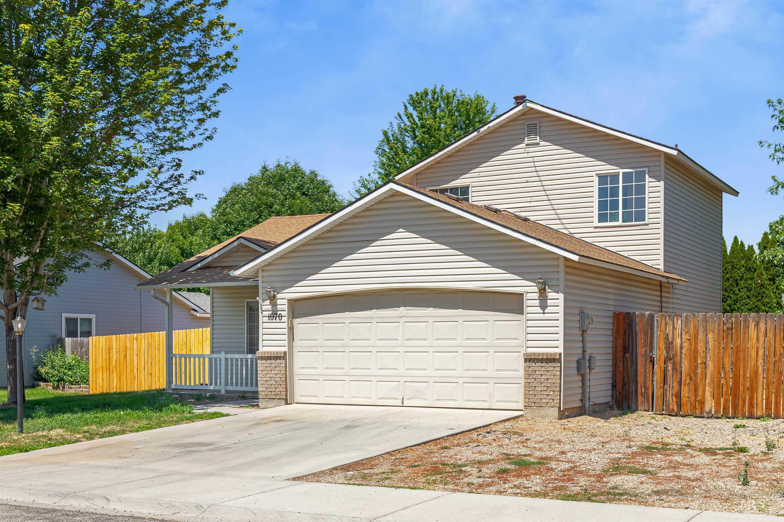 1070 W Honker Dr., Meridian, Idaho 83642, 3 Bedrooms, 2 Bathrooms, Residential For Sale, Price $375,000,MLS 98954126