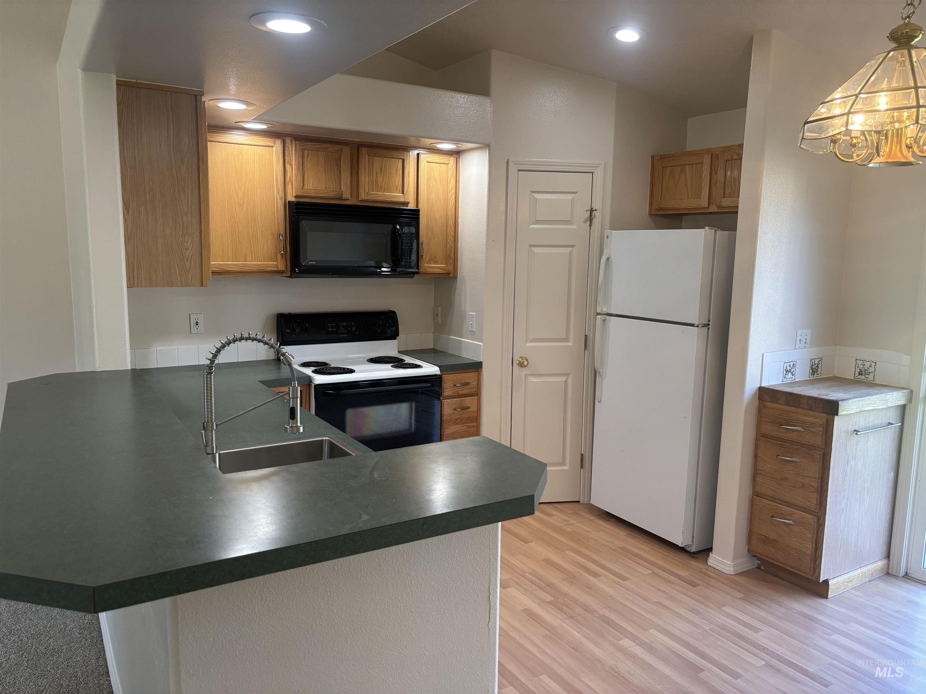 1070 W Honker Dr., Meridian, Idaho 83642, 3 Bedrooms, 2 Bathrooms, Residential For Sale, Price $375,000,MLS 98954126