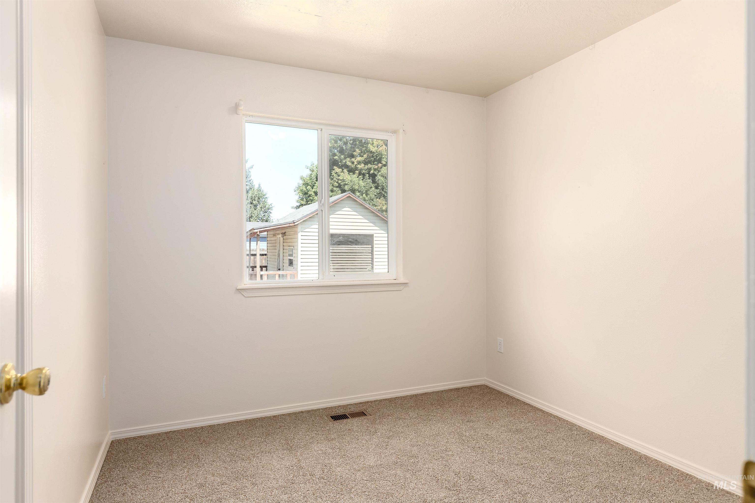 1070 W Honker Dr., Meridian, Idaho 83642, 3 Bedrooms, 2 Bathrooms, Residential For Sale, Price $375,000,MLS 98954126