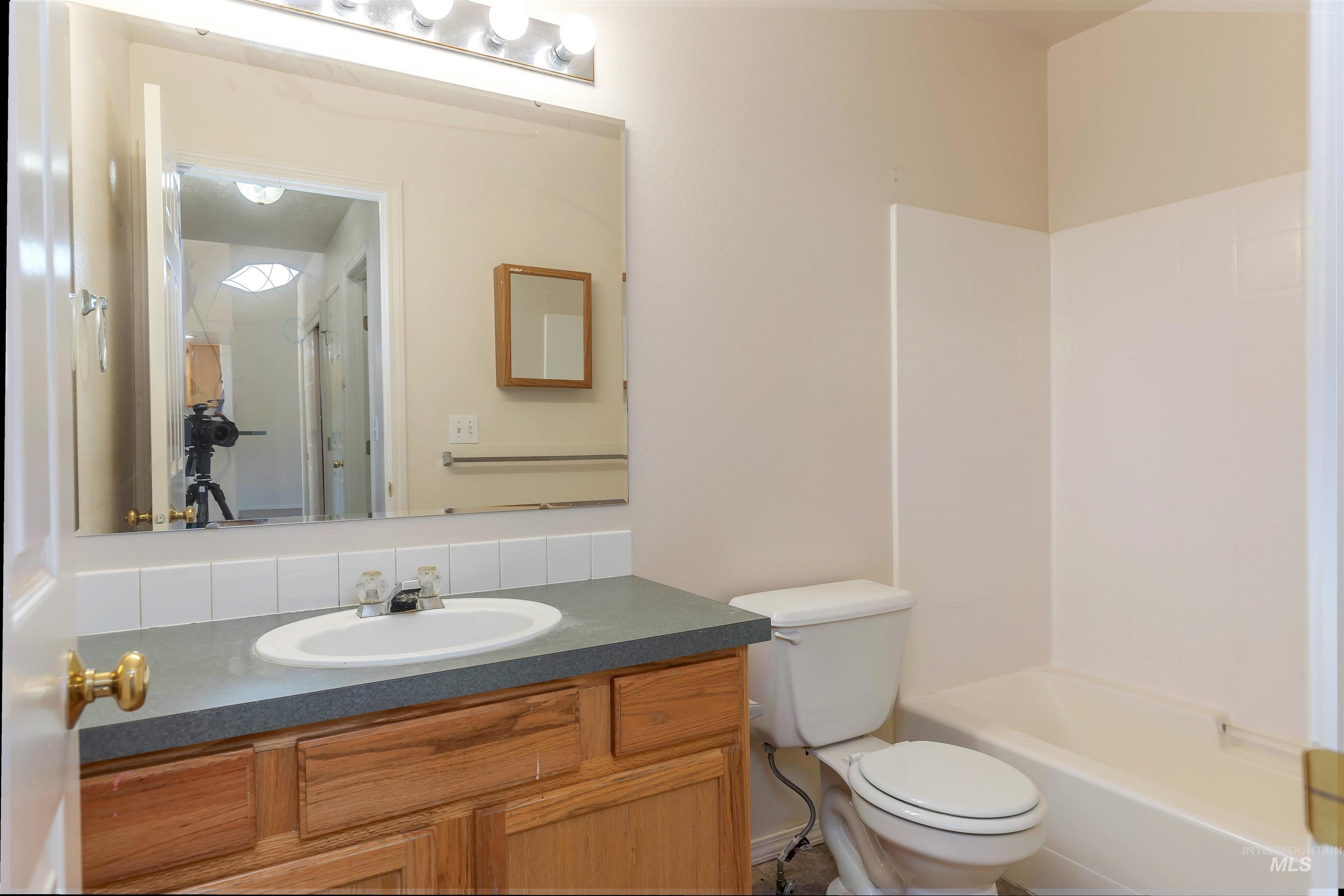 1070 W Honker Dr., Meridian, Idaho 83642, 3 Bedrooms, 2 Bathrooms, Residential For Sale, Price $375,000,MLS 98954126