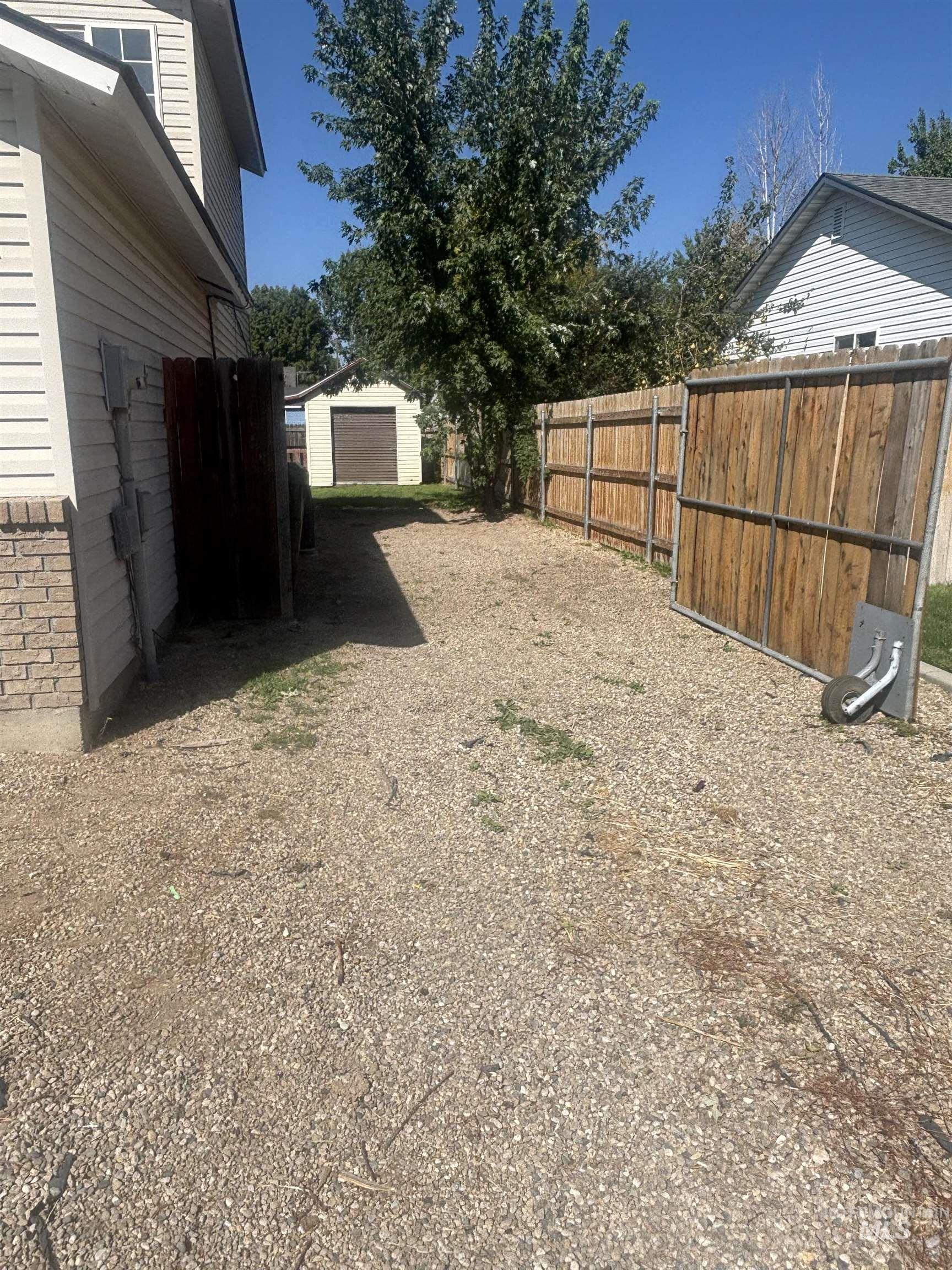 1070 W Honker Dr., Meridian, Idaho 83642, 3 Bedrooms, 2 Bathrooms, Residential For Sale, Price $375,000,MLS 98954126