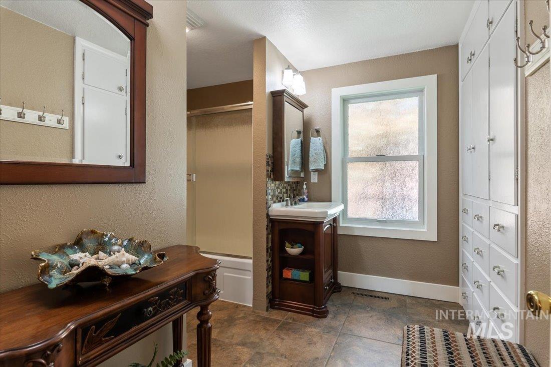 2401 N 26Th St, Boise, Idaho 83702, 4 Bedrooms, 2 Bathrooms, Residential Income For Sale, Price $1,295,000, 98954197