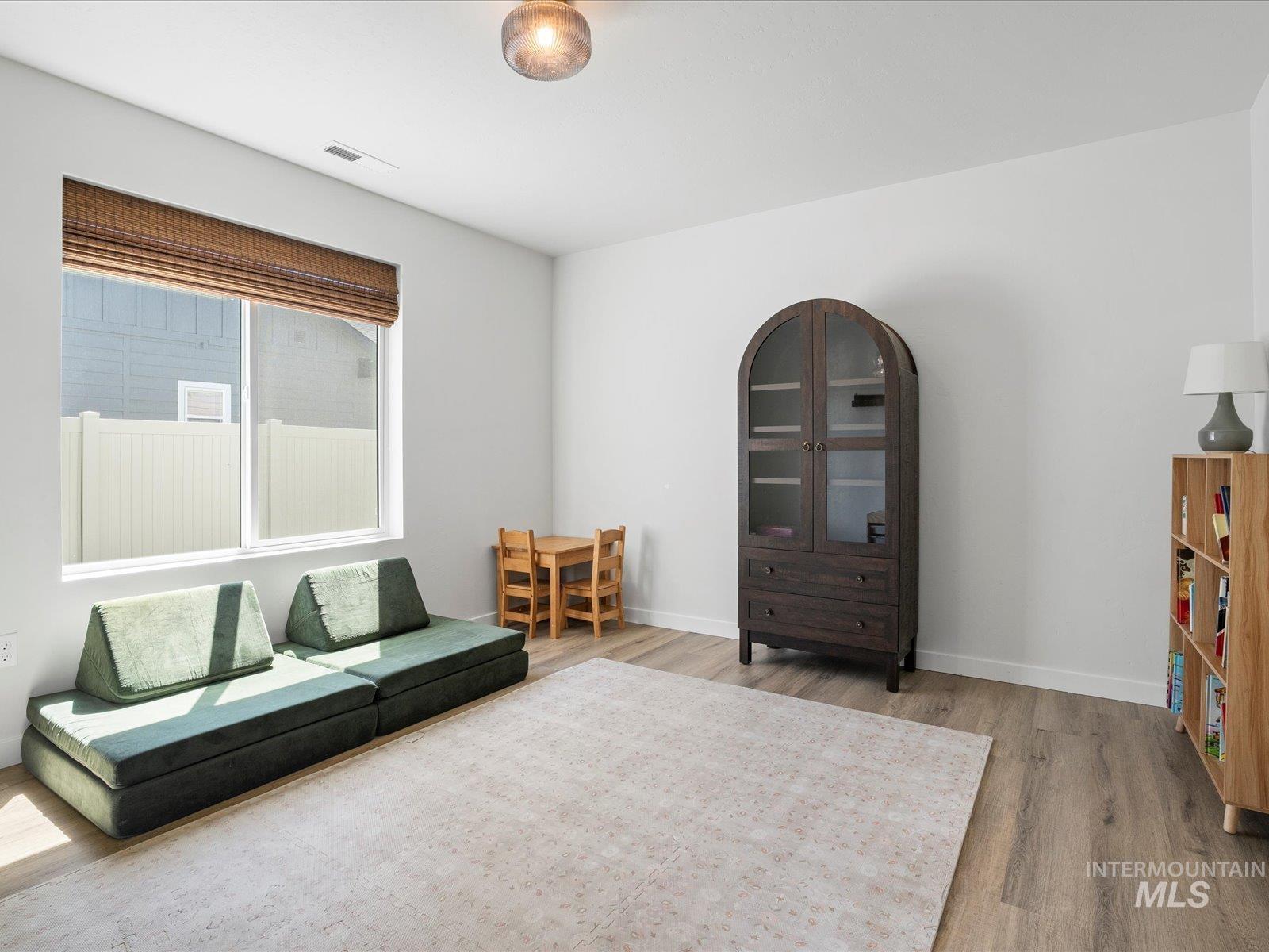 11865 W Red Clover St, Star, Idaho 83669, 4 Bedrooms, 3 Bathrooms, Residential For Sale, Price $574,990,MLS 98954201