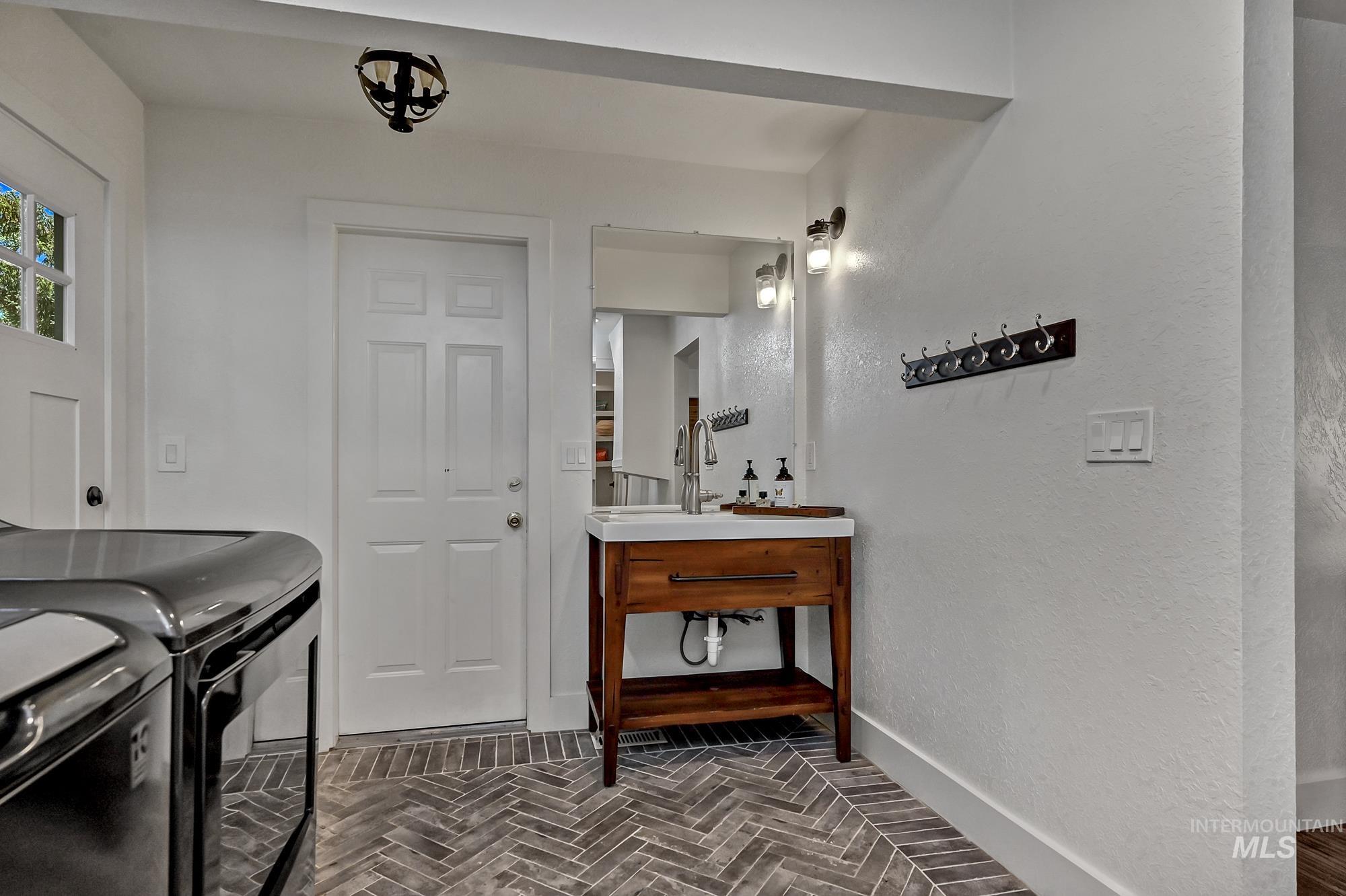 1067 N Arlington Dr, Eagle, Idaho 83616, 4 Bedrooms, 3 Bathrooms, Residential For Sale, Price $1,060,000,MLS 98954392