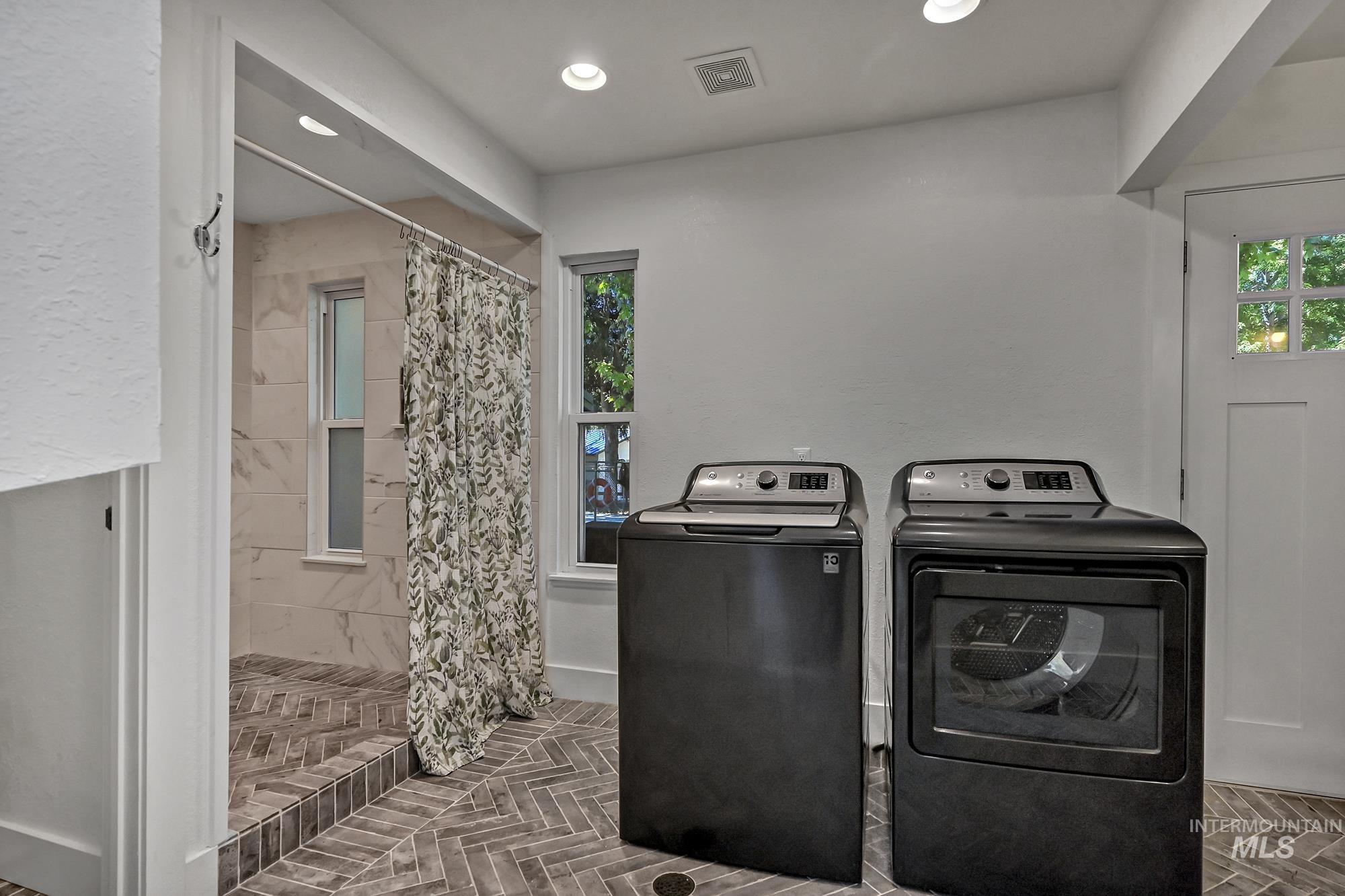 1067 N Arlington Dr, Eagle, Idaho 83616, 4 Bedrooms, 3 Bathrooms, Residential For Sale, Price $1,060,000,MLS 98954392