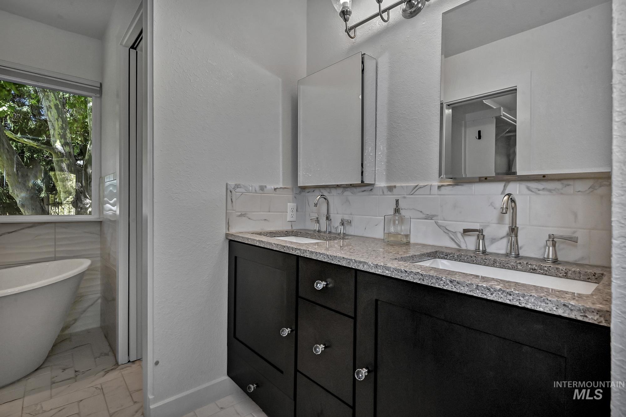 1067 N Arlington Dr, Eagle, Idaho 83616, 4 Bedrooms, 3 Bathrooms, Residential For Sale, Price $1,060,000,MLS 98954392