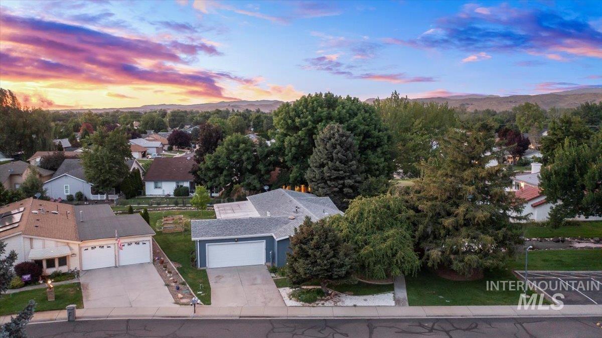 8306 W Willowpark Dr, Boise, Idaho 83714, 3 Bedrooms, 2 Bathrooms, Residential For Sale, Price $375,000,MLS 98954455