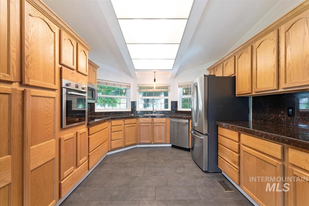 8306 W Willowpark Dr, Boise, Idaho 83714, 3 Bedrooms, 2 Bathrooms, Residential For Sale, Price $375,000,MLS 98954455