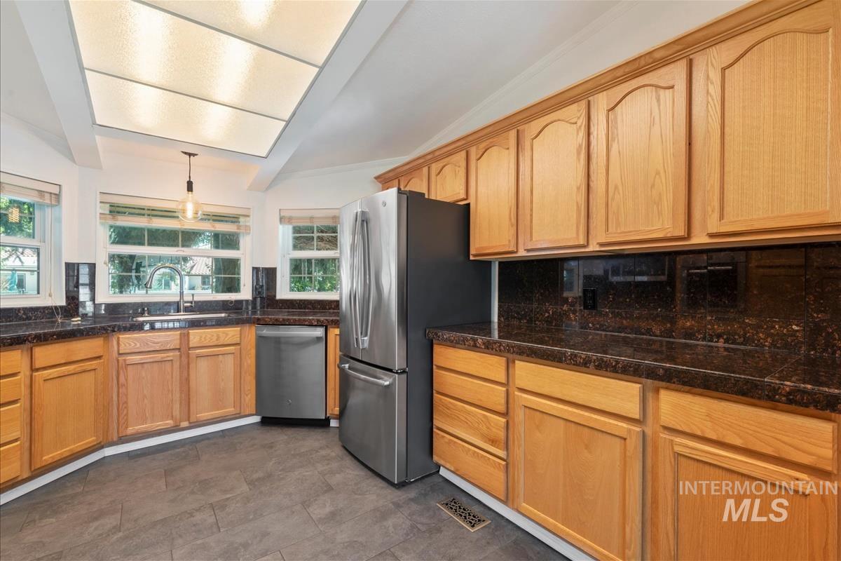 8306 W Willowpark Dr, Boise, Idaho 83714, 3 Bedrooms, 2 Bathrooms, Residential For Sale, Price $375,000,MLS 98954455