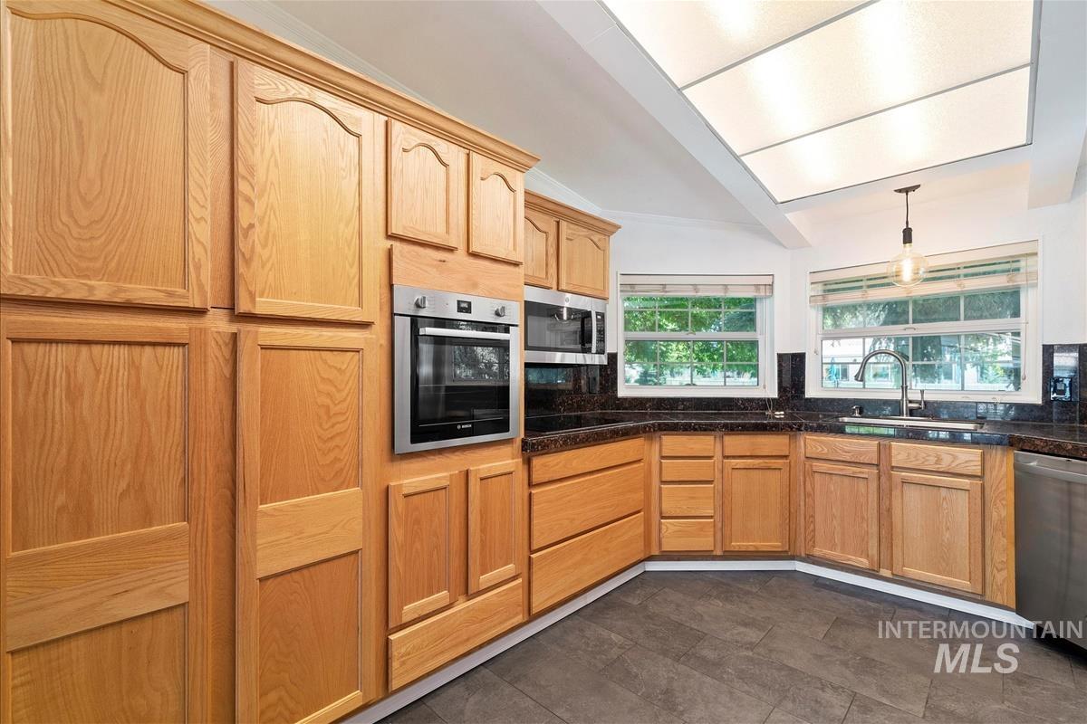 8306 W Willowpark Dr, Boise, Idaho 83714, 3 Bedrooms, 2 Bathrooms, Residential For Sale, Price $375,000,MLS 98954455