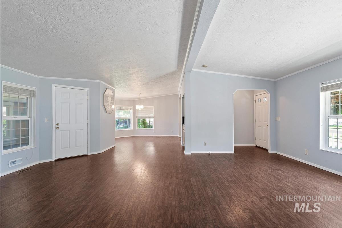 8306 W Willowpark Dr, Boise, Idaho 83714, 3 Bedrooms, 2 Bathrooms, Residential For Sale, Price $375,000,MLS 98954455