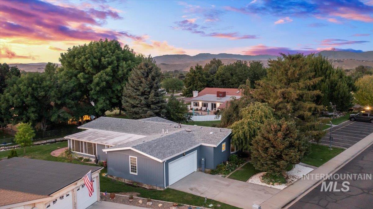 8306 W Willowpark Dr, Boise, Idaho 83714, 3 Bedrooms, 2 Bathrooms, Residential For Sale, Price $375,000,MLS 98954455