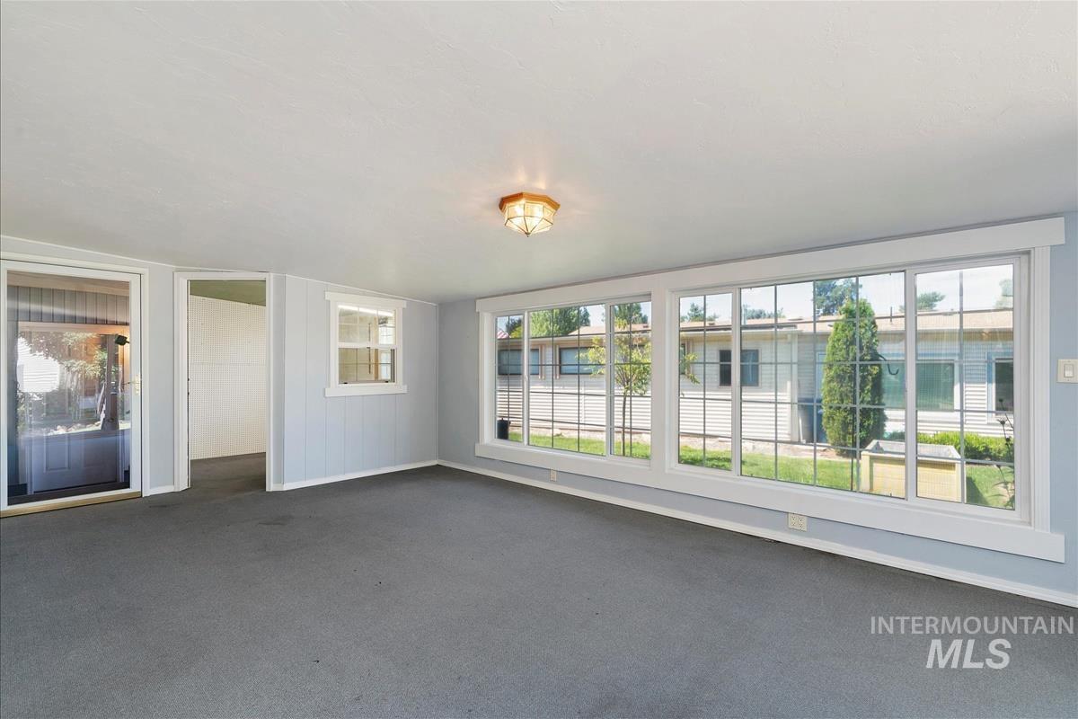 8306 W Willowpark Dr, Boise, Idaho 83714, 3 Bedrooms, 2 Bathrooms, Residential For Sale, Price $375,000,MLS 98954455