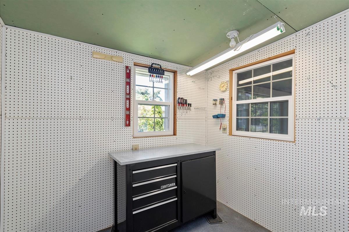 8306 W Willowpark Dr, Boise, Idaho 83714, 3 Bedrooms, 2 Bathrooms, Residential For Sale, Price $375,000,MLS 98954455