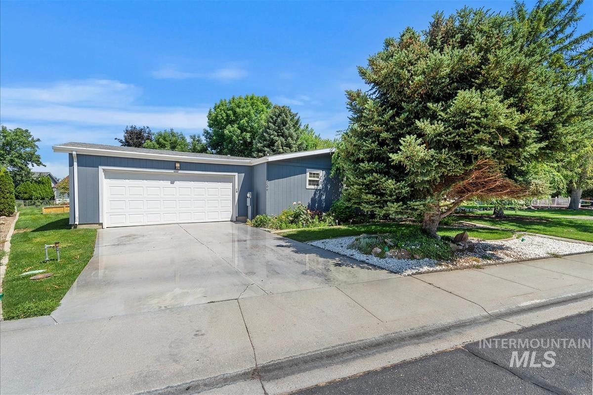 8306 W Willowpark Dr, Boise, Idaho 83714, 3 Bedrooms, 2 Bathrooms, Residential For Sale, Price $375,000,MLS 98954455