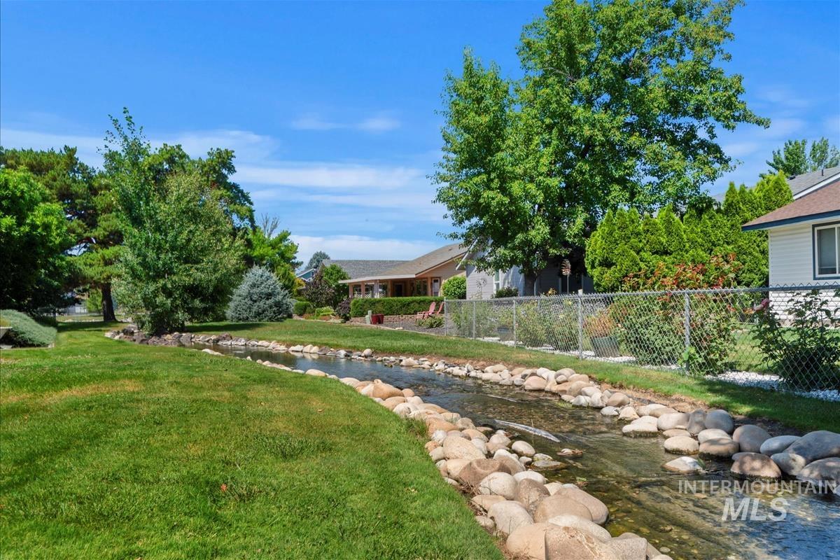 8306 W Willowpark Dr, Boise, Idaho 83714, 3 Bedrooms, 2 Bathrooms, Residential For Sale, Price $375,000,MLS 98954455