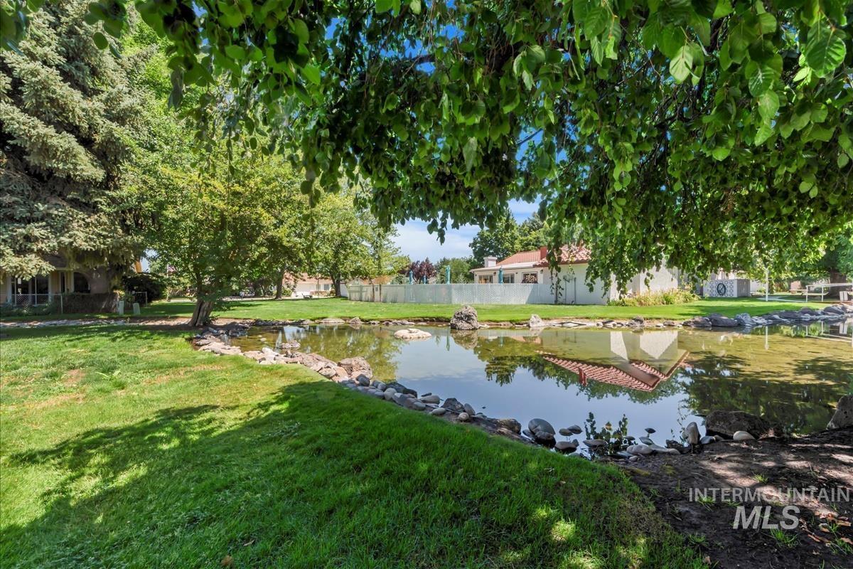 8306 W Willowpark Dr, Boise, Idaho 83714, 3 Bedrooms, 2 Bathrooms, Residential For Sale, Price $375,000,MLS 98954455