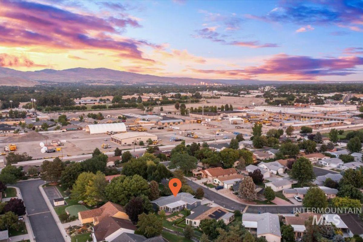 8306 W Willowpark Dr, Boise, Idaho 83714, 3 Bedrooms, 2 Bathrooms, Residential For Sale, Price $375,000,MLS 98954455