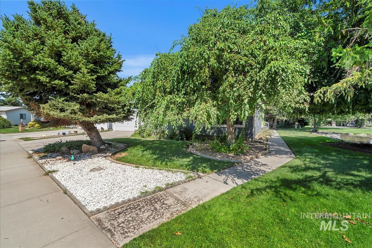 8306 W Willowpark Dr, Boise, Idaho 83714, 3 Bedrooms, 2 Bathrooms, Residential For Sale, Price $375,000,MLS 98954455