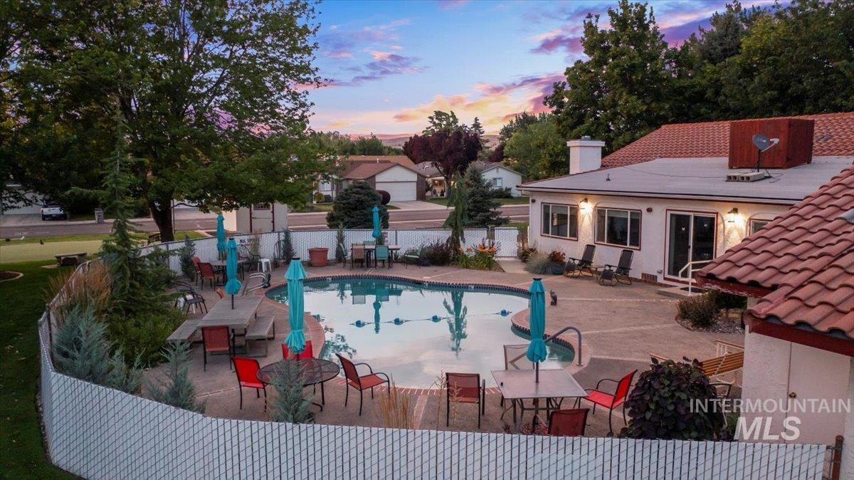 8306 W Willowpark Dr, Boise, Idaho 83714, 3 Bedrooms, 2 Bathrooms, Residential For Sale, Price $375,000,MLS 98954455