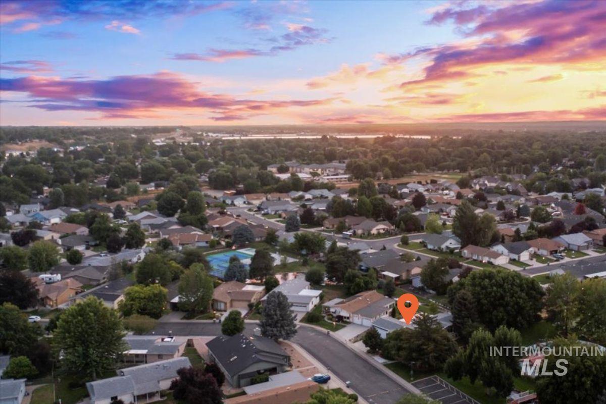 8306 W Willowpark Dr, Boise, Idaho 83714, 3 Bedrooms, 2 Bathrooms, Residential For Sale, Price $375,000,MLS 98954455