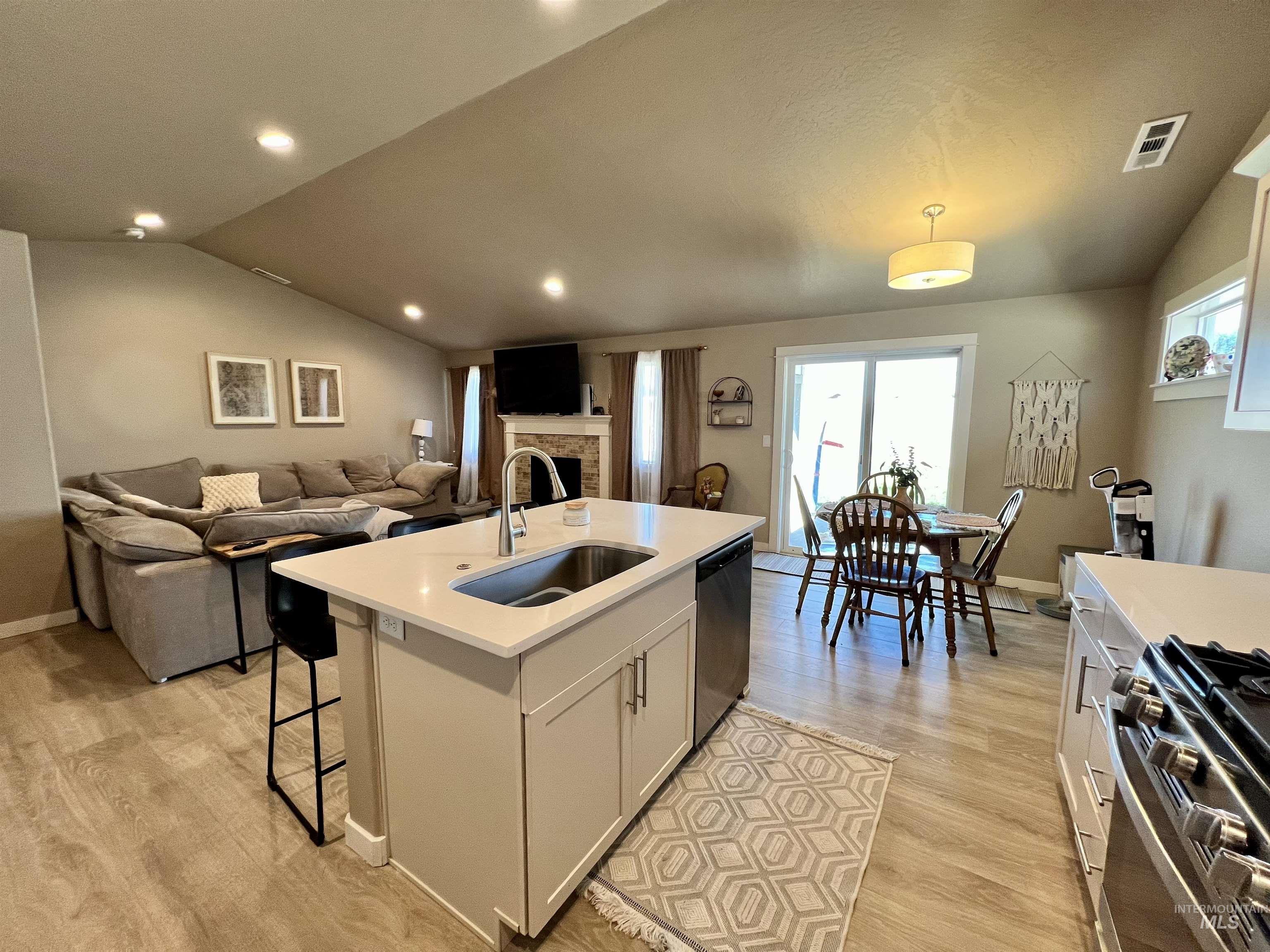 2422 Legacy Ct, Clarkston, Washington 99403, 3 Bedrooms, 2 Bathrooms, Residential For Sale, Price $409,900,MLS 98954561